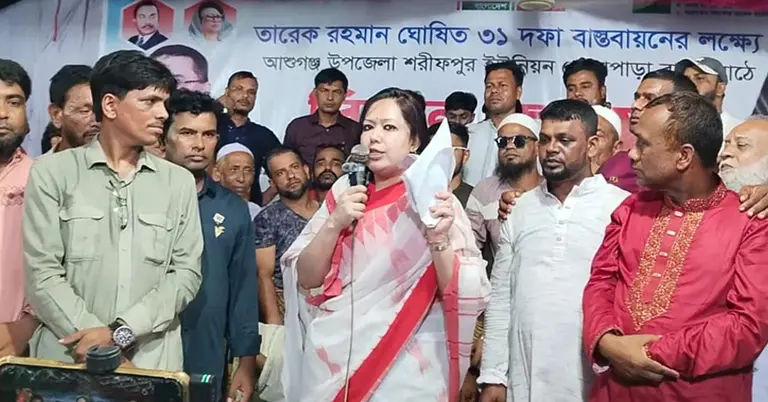 জনসভায় বক্তব্য রাখছেন ব্যারিস্টার রুমিন ফারহানা